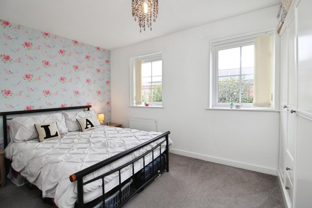 pbox-bedroom-332432.JPG