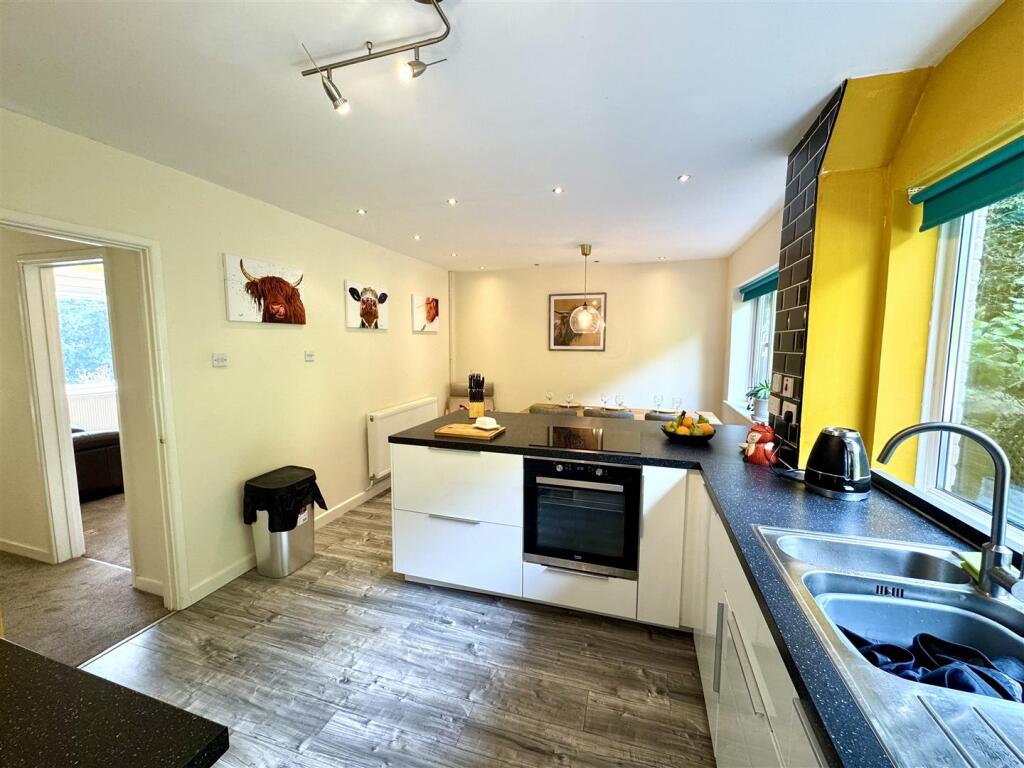 OPEN PLAN KITCHEN/DINING ROOM