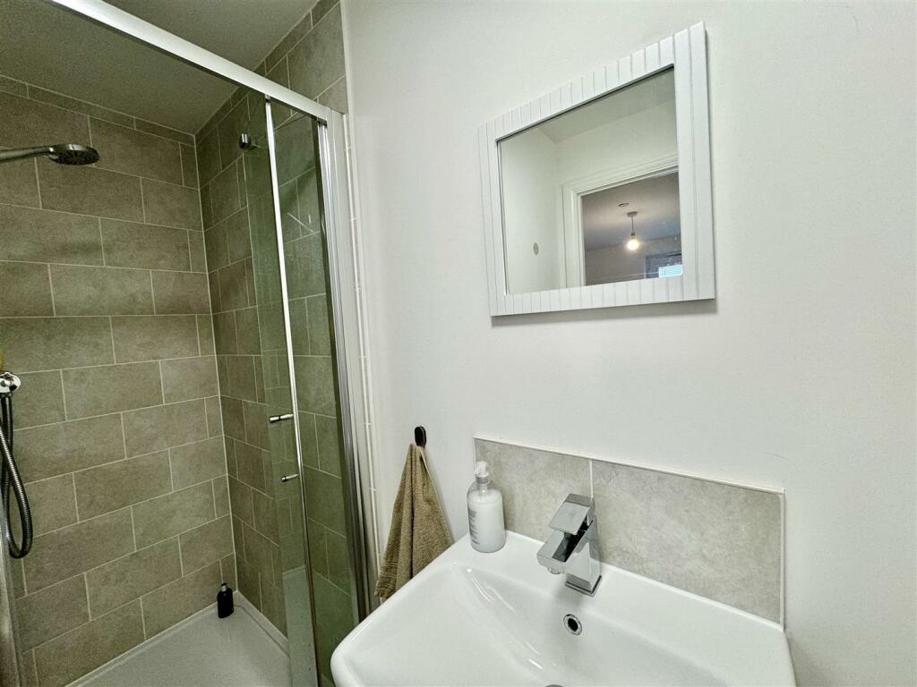 EN-SUITE SHOWER ROOM