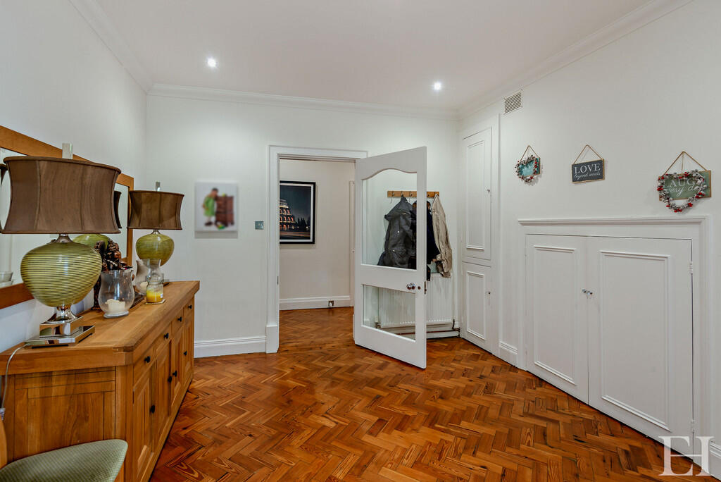 8598871-interiorW...