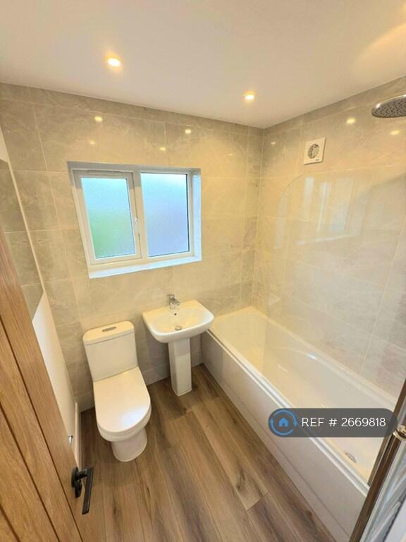 Upstairs Bathroom 