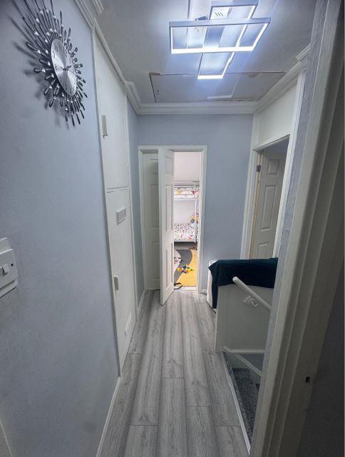 upstairs landing hallway.JPG