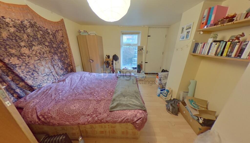 A cozy double bedroom featuring a double bed wi...