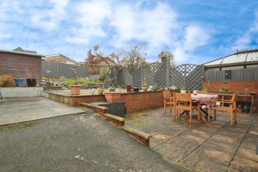 REAR GARDEN 01.jpg