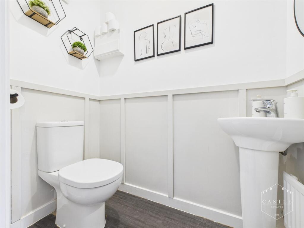 GUEST CLOAKROOM