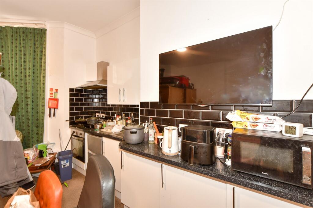 Lounge/ Bedroom/ Kitchen