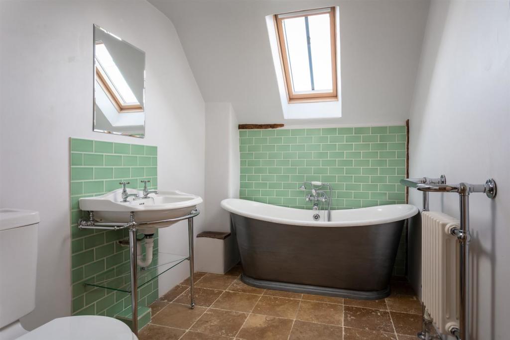 50 - The Old Forge - GL7 7HB - Web.jpg