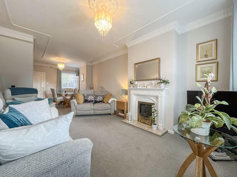 LIVING ROOM/DINER