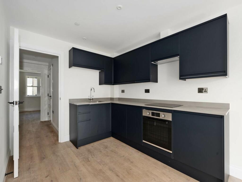 Flat 8 kitchen