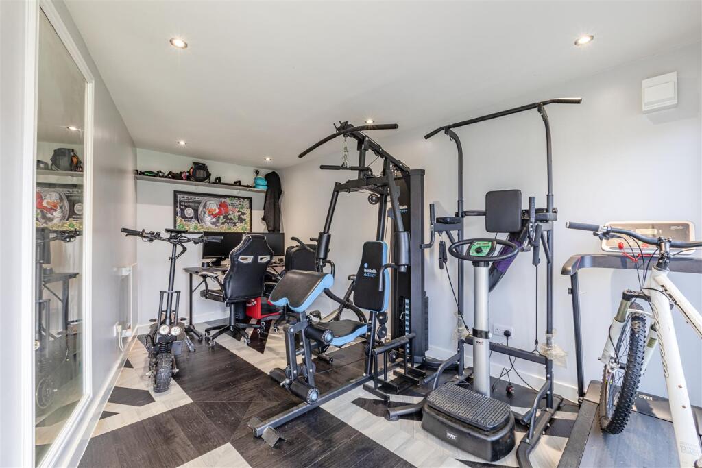 28 Cornwall Avenue, Byfleet, KT14 7EY - 23.jpg