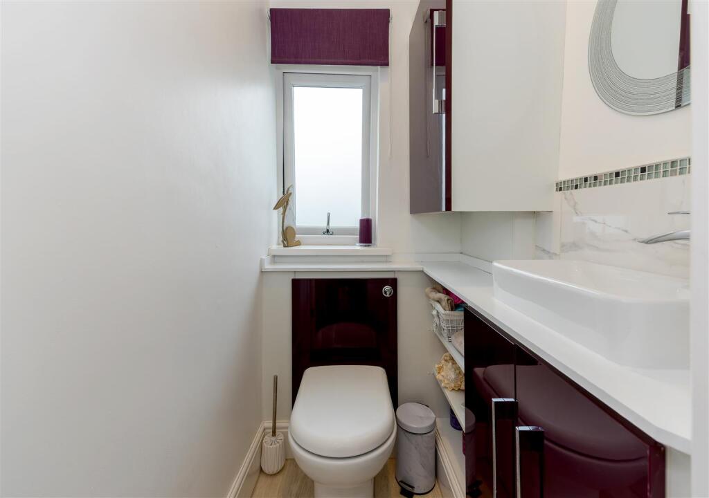 En suite toilet SAPL5239-20250517-DxO_DeepPRIME XD
