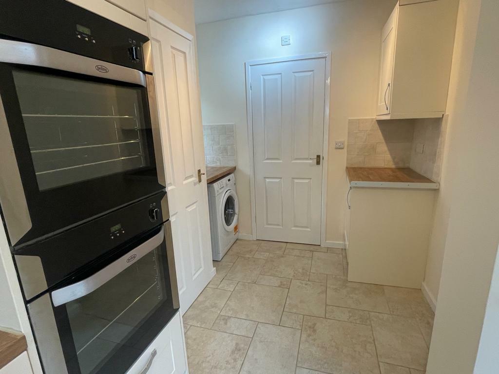 KITCHEN/UTILITY AREA