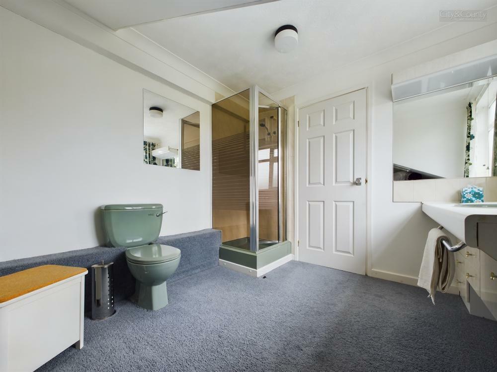 En-Suite to Master Bedroom