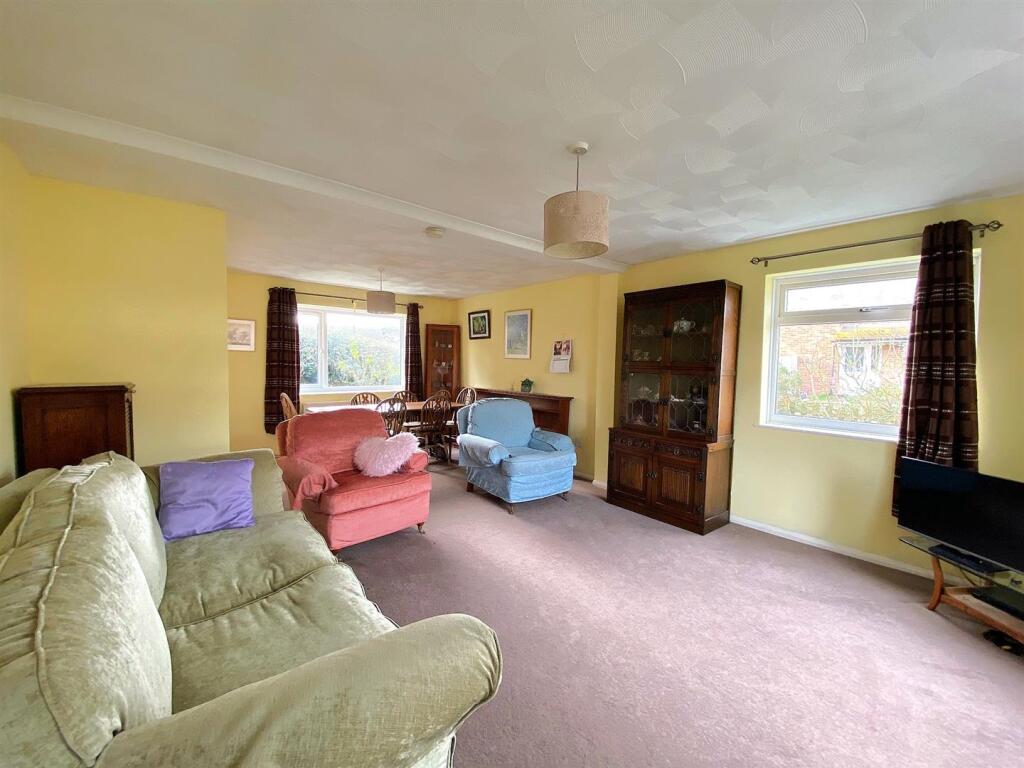60 Gwyneth Grove - Lounge1.jpg