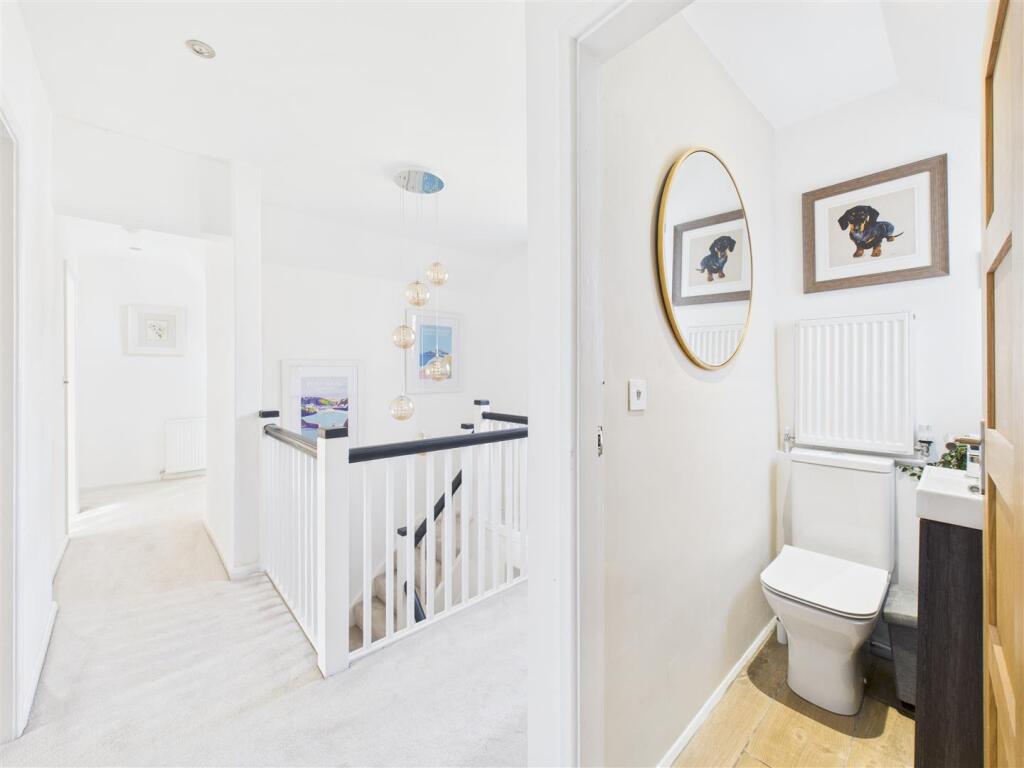 LANDING UPSTAIRS WC.jpg