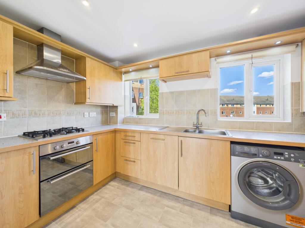 CAM01909G0-PR0323-STILL009