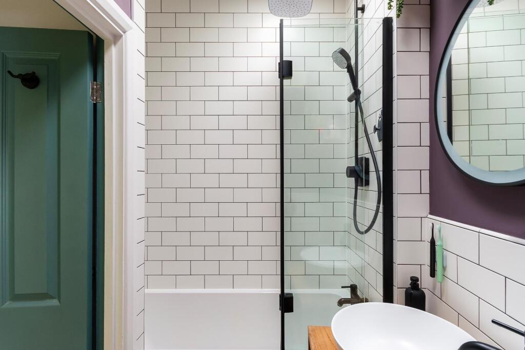 0B6ALH - Bathroom B.jpg