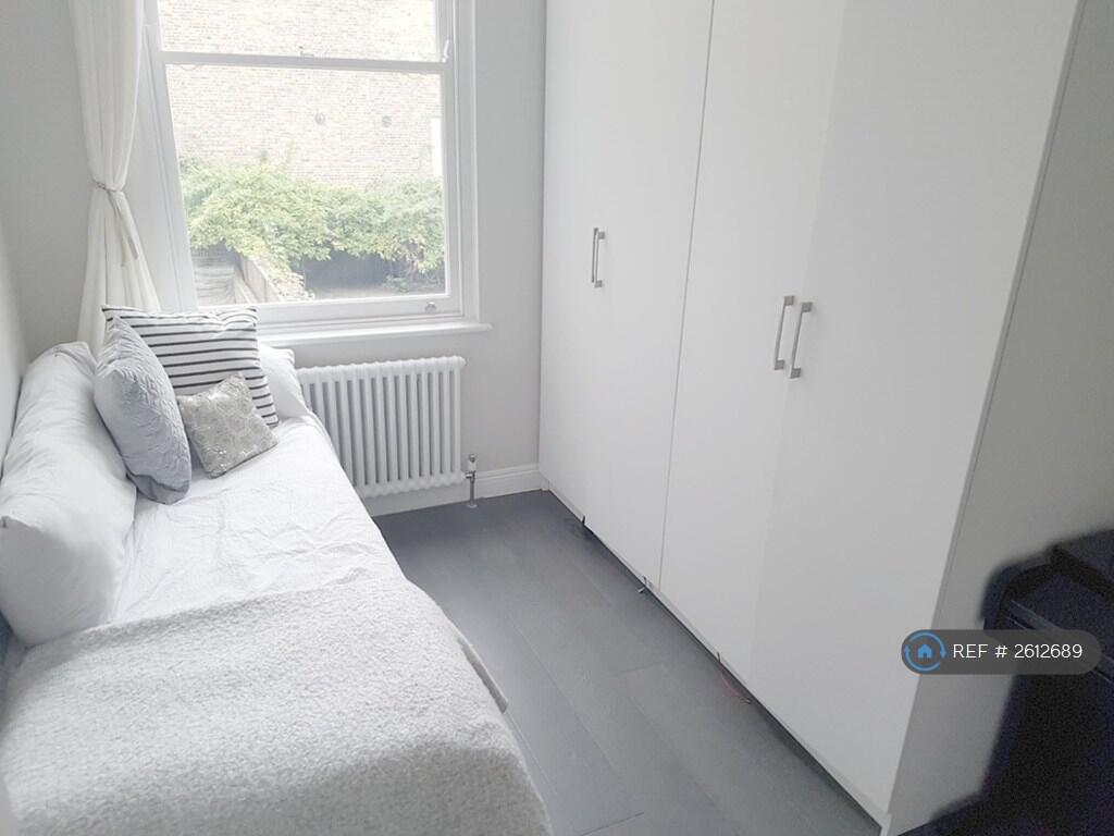 Bedroom 2/Office