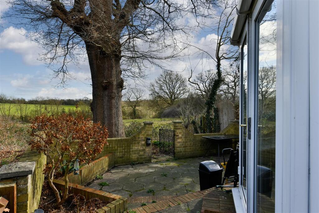 (Clean) 203 Gilders Road-Chessington (12 of 13).jp