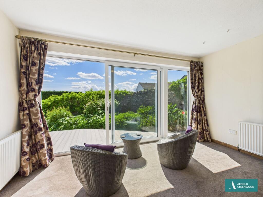 Open plan lounge/dining room