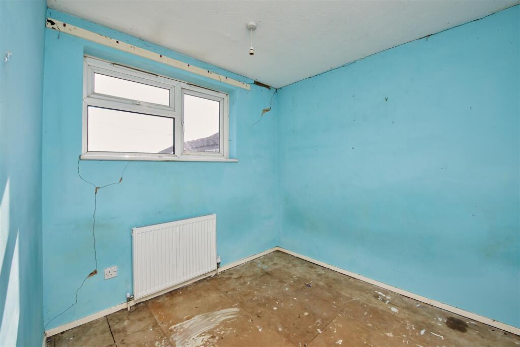15-9 Jubilee Close Islip-2-DeNoiseAI-clear.jpg