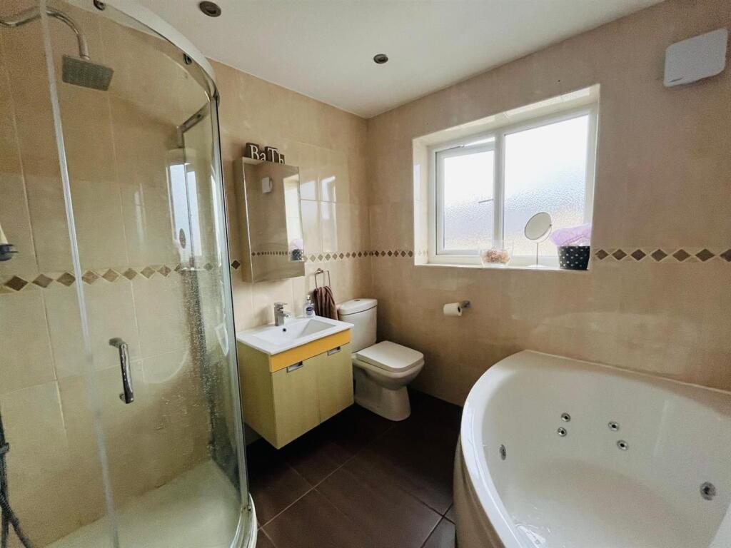 Bathroom 2.jpg