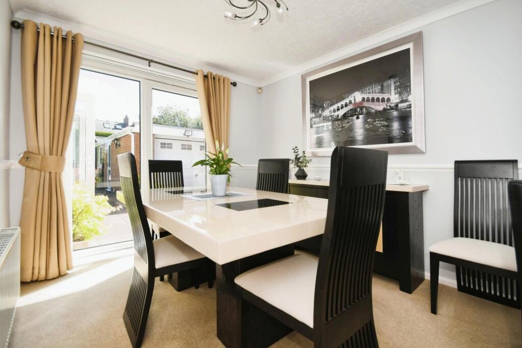 DINING ROOM.jpg