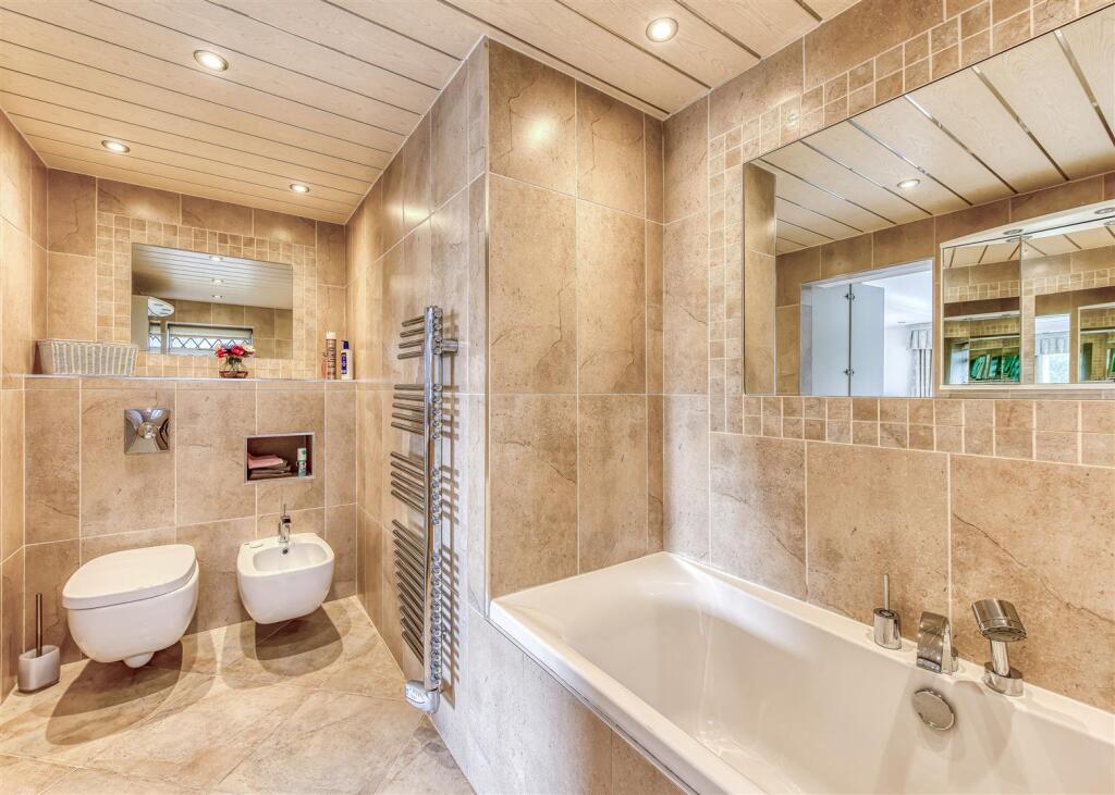 Robinswood-bed1 ensuite2.jpg