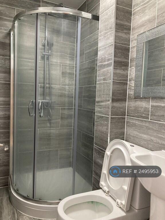 Room 1 Ensuit Upstairs