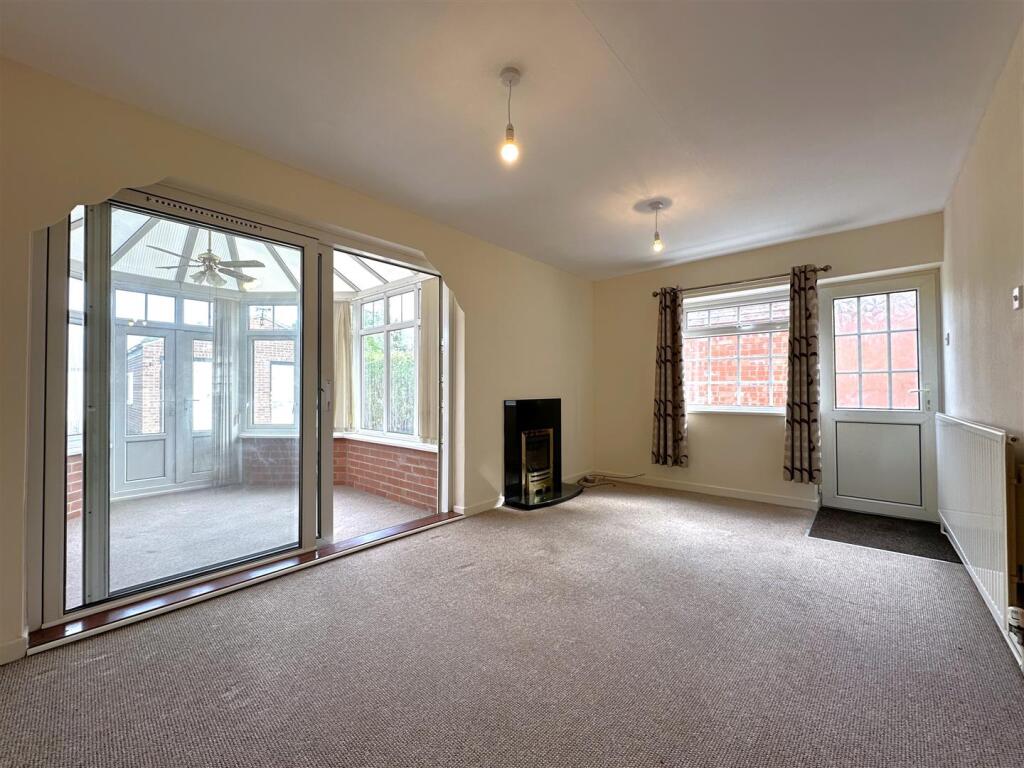 Spacious Living/Dining Room 557