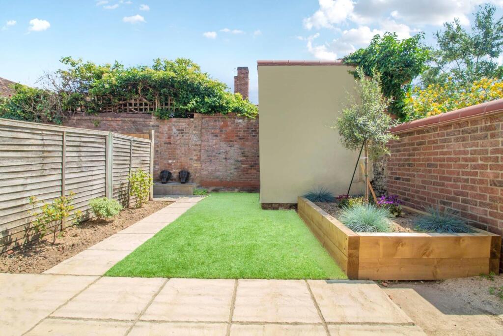 8 St. Edmundsbury Mews [Courtyard Garden] 01.jpg