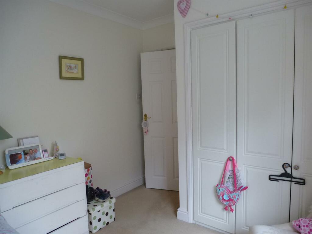 Hawthorn Cottage bed 2 wardrobes.JPG