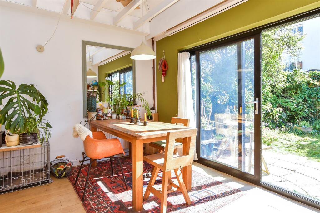 Kitchen/ Lounge