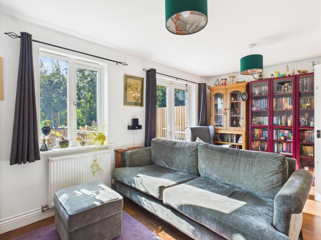 CAM03729G0-PR0091-STILL010