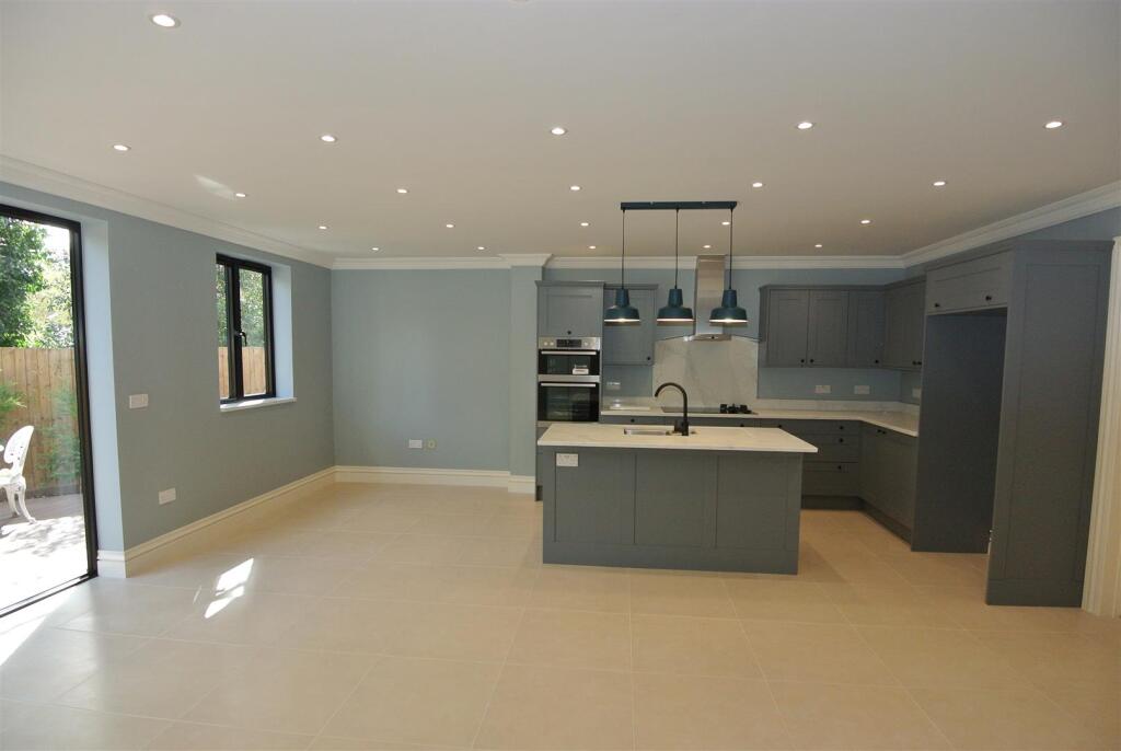 Kitchen Breakfast Family Room 4.JPG