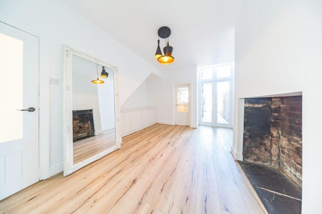 31 Ellaby Road sitting room.jpg