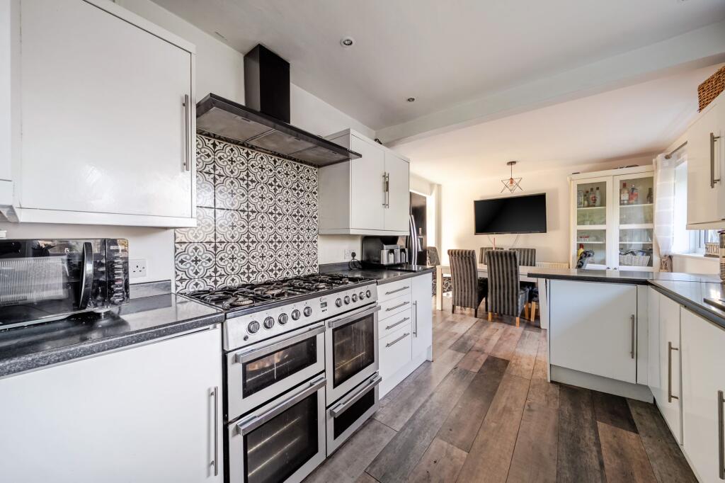 Kitchen/ Dining Room