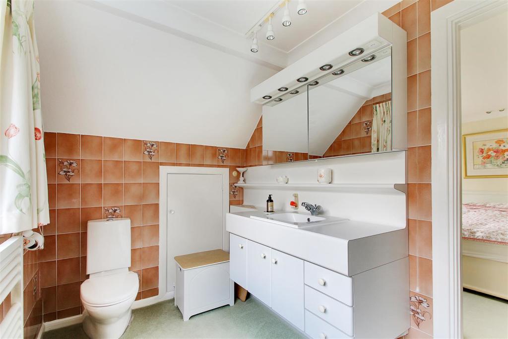 Pricipal En Suite Additional.jpg