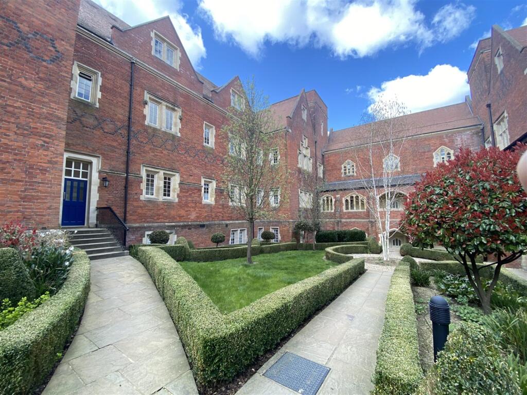 6Tudor Court.jpg