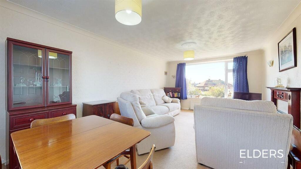 OPEN-PLAN LOUNGE