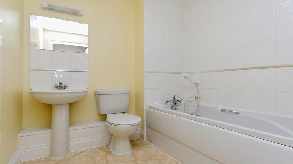 8220630-bathroom2_re