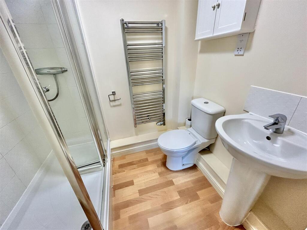 3667 ddd ensuite.jpg