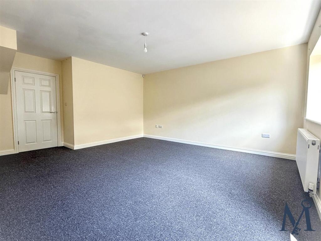 Spacious Living Room Diner