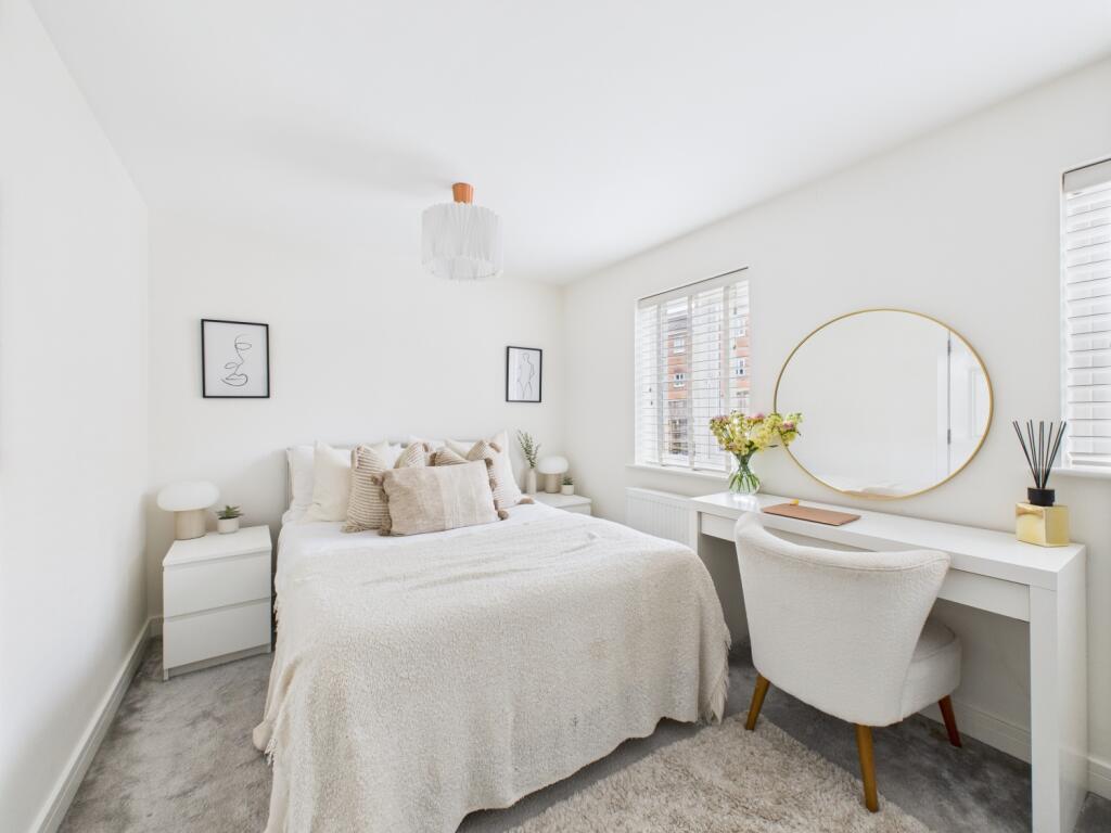 CAM03729G0-PR0079-STILL026