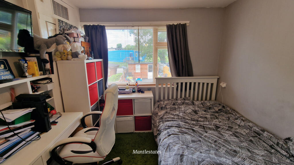 FIRST FLOOR REAR BEDROOM