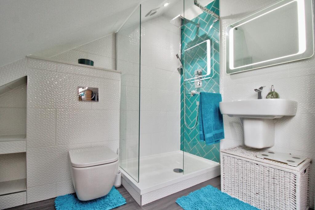 En-suite shower angle
