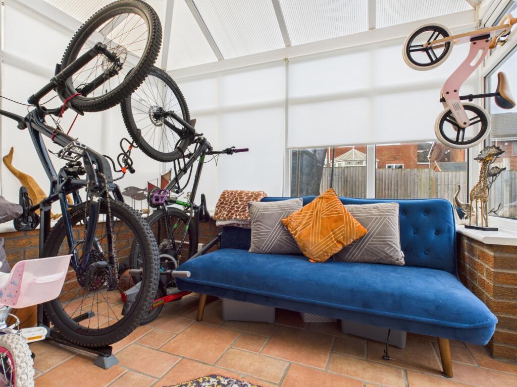 CAM03729G0-PR0185-STILL010