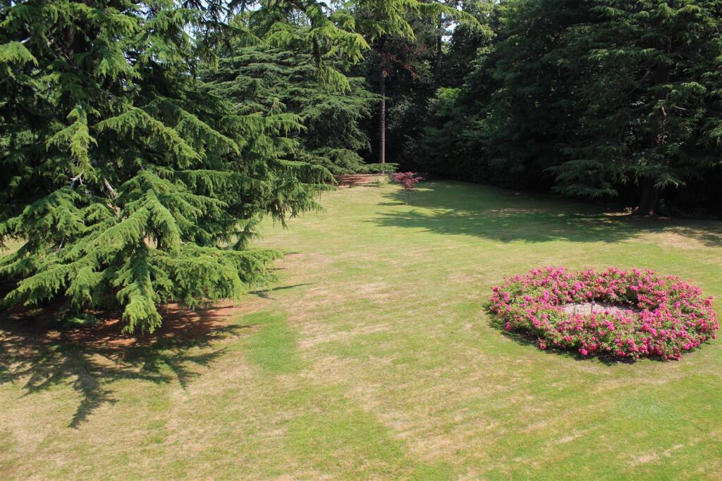 Gresley Court Gardens (5).jpg