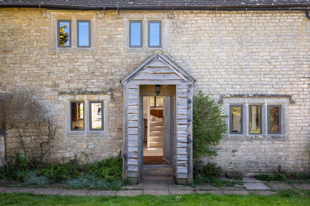 23 - Christmas Cottage - GL6 8JG - Web.jpg