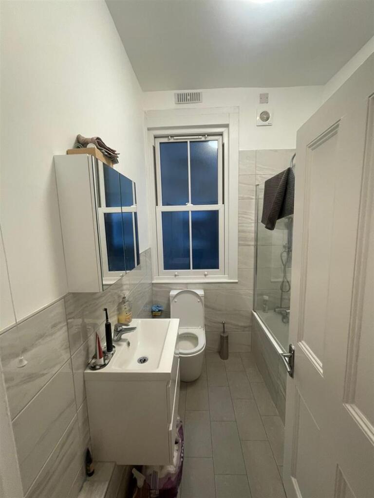 bathroom 2.jpg